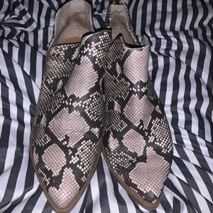 Women’s 11w faux snake skin booties
